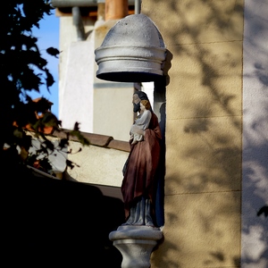 Niche sur un angle de mur avec statue religieuse - France  - collection de photos clin d'oeil, catégorie rues
